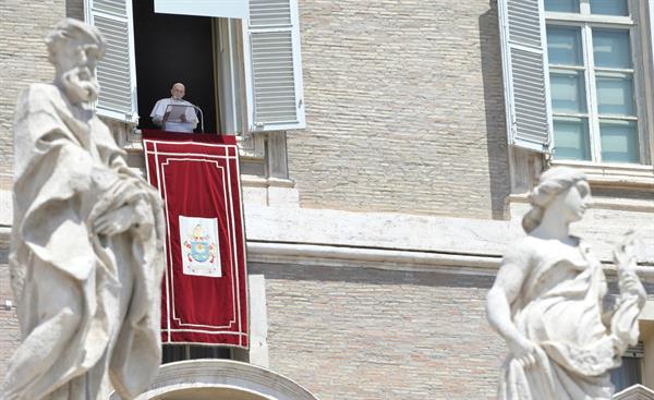 El papa Francisco durante el rezo desde sus dependencia vaticanas.