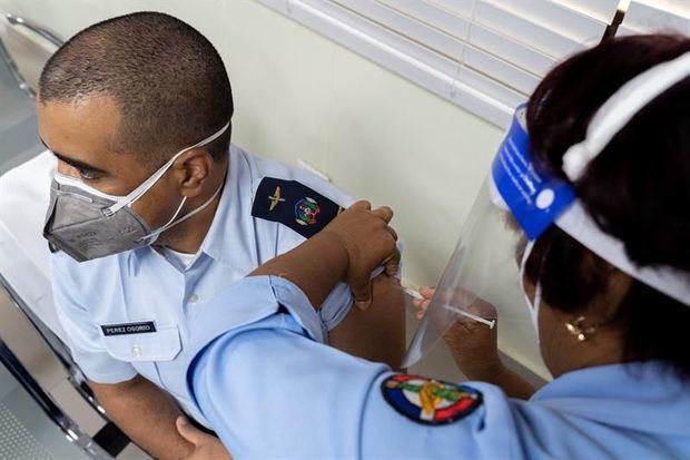 R.Dominicana vacunó 161,827 personas contra la covid-19 en primeros 15 días.