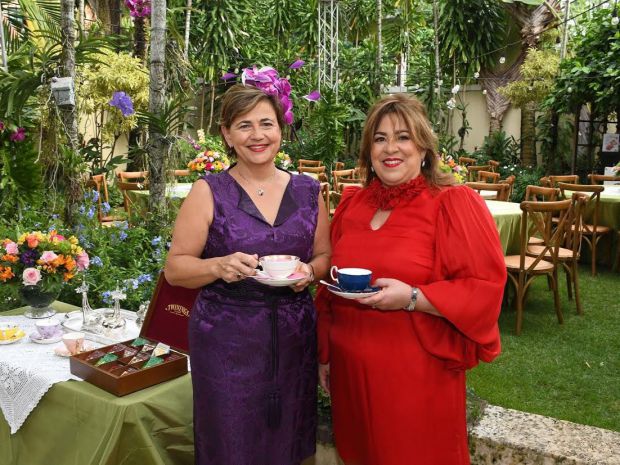 Sharon Campbell y Jacqueline Herrera de Álvarez.