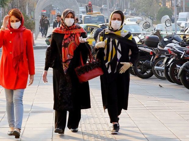 Personas con mascarillas en calles de Islam.