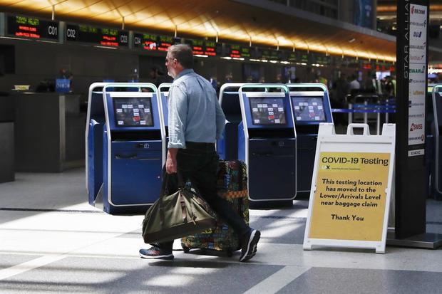 Una persona llega a un aeropuerto de EE.UU., en una fotografía de archivo.