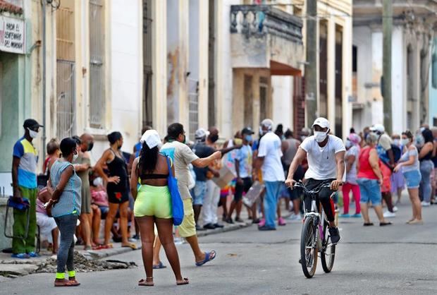 Decenas de personas esperan su turno para comprar en un mercado, el pasado 4 de agosto del 2020, en La Habana, Cuba.