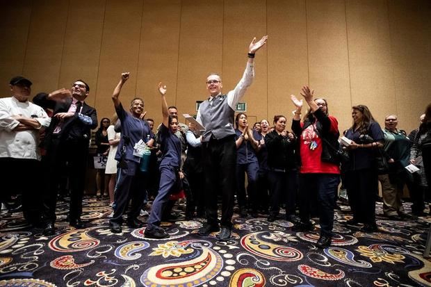 Los partidarios del ex vicepresidente estadounidense Joe Biden reaccionan burlándose del lado de Bernie Sanders después de que un partidario desertó por el lado de Biden durante el caucus en un salón de baile del Bellagio Hotel and Casino en Las Vegas, Nevada, EE. UU., 22 de febrero de 2020. El caucus de Nevada se llevará a cabo el 22 de febrero. En esta mesa electoral, los candidatos Bernie Sanders obtuvieron 76 y Joe Biden 45.