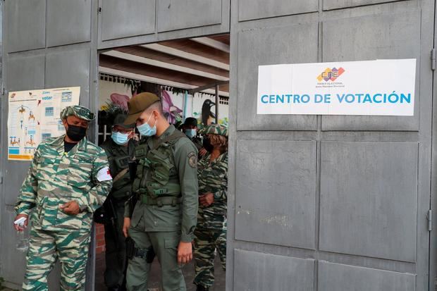Autoridades asisten a un simulacro electoral hoy, en Caracas, Venezuela.