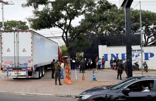 Los primeros camiones procedentes de los distintos departamentos llegan con las maletas electorales hoy, lunes 29 de noviembre de 2021, custodiadas por militares a las instalaciones del INFOPT en Tegucigalpa.