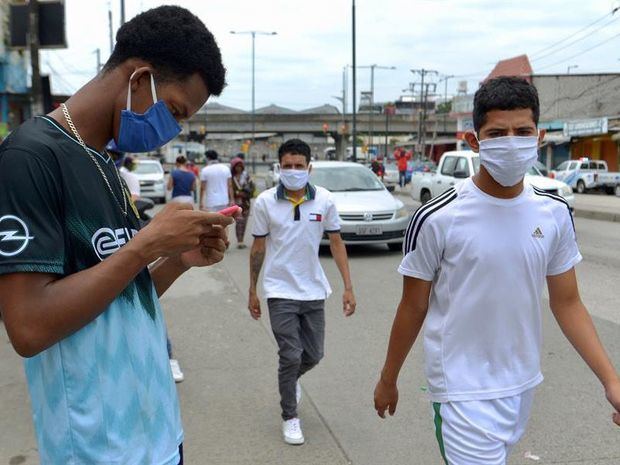 Personas fueron registradas este miércoles al transitar por las calles de la ciudad de Guayaquil (Ecuador), en medio de la emergencia sanitaria por el COVID-19, que se ha cebado con la ciudad.