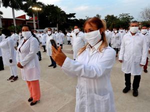 Cientos de médicos cubanos fueron registrados este sábado al posar para una foto de despedida, antes partir rumbo a Sudáfrica para colaborar allí en la lucha contra la pandemia de la COVID-19, en La Habana, Cuba. 