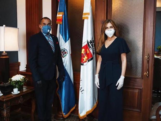 Vicealmirante de la Armada de República Dominicana Félix Albuquerque Comprés y la Alcaldesa del Distrito Nacional, Carolina Mejía.