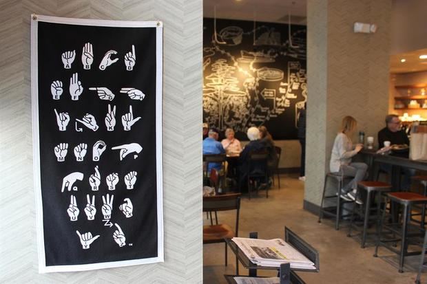 Fotografía del interior de la cafetería de Starbucks para sordos en Washington, DC (EE.UU.), donde se muestra un panel con la lengua de signos. 