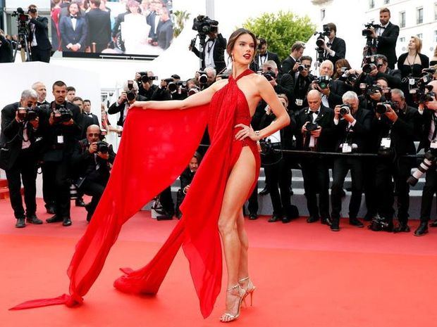 La modelo brasileña Alessandra Ambrosio posa para los medios antes de la proyección de 'Los miserables' en el Festival de Cine de Cannes.
