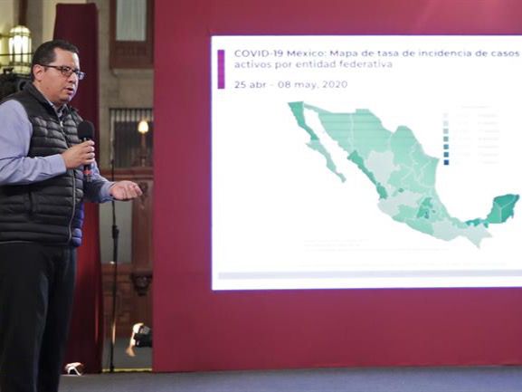 Fotografía cedida por Presidencia de México del director de Epidemiología, José Luis Alomía, durante una rueda de prensa, en Palacio Nacional de Ciudad de México, México.