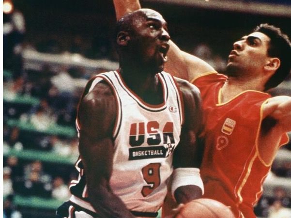 El jugador norteamericano Michael Jordan entra a canasta ante el bloqueo del jugador española Santiago Aldama en el partido España-Estados Unidos.