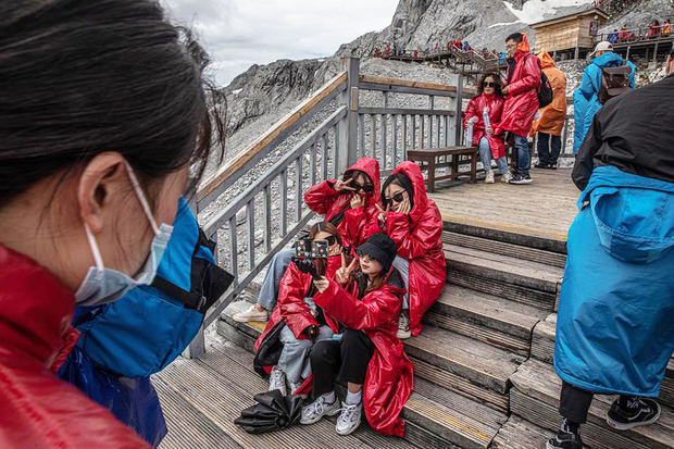 os turistas chinos visitan el Parque del Glaciar en Jade Dragon Snow Mountain en Lijiang, provincia de Yunnan, China.