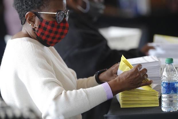 Un trabajador fue registrado este jueves al manejar el procesamiento y la verificación de las boletas ausentes en el Departamento de Elecciones y Registro del Condado de Fulton en el State Farm Arena, en Atlanta, Georgia, EE.UU.