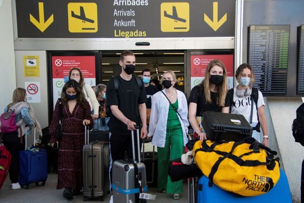 Turistas llegan al aeropuerto de Son San Joan en Palma de Mallorca, en una imagen de archivo.