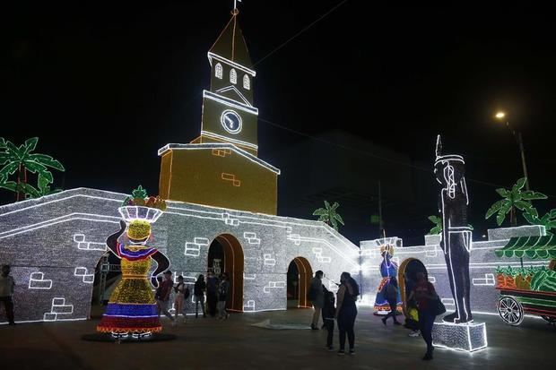 Un grupo de personas visita hoy los tradicionales alumbrados navideños en Medellín, Colombia.