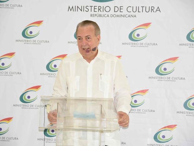 El ministro de Cultura, Eduardo Selman, habla en el acto de inauguración del Centro Cultural María Montez en Barahona.