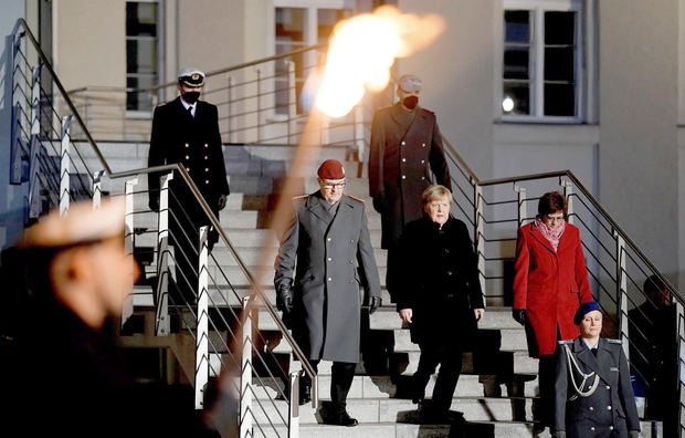 Rosas rojas y Nina Hagen, en el adiós militar más emotivo para Merkel.