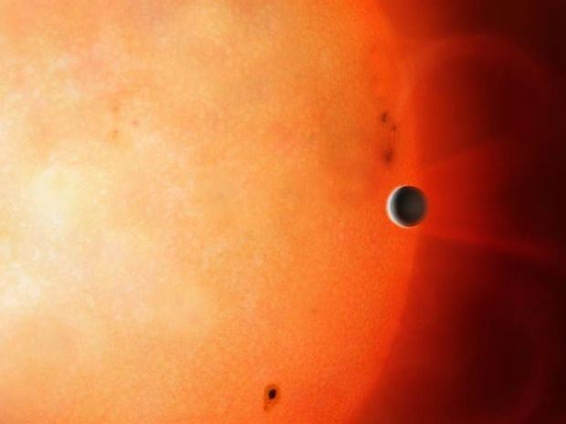 Impresión artística de un planeta del tamaño de Neptuno en el denominado “desierto neptuniano”. Es extremadamente raro encontrar un objeto de este tamaño y densidad tan cerca de su estrella. 