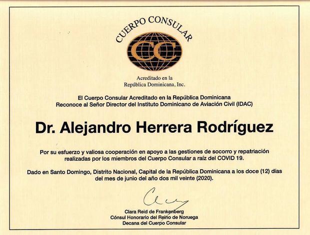 Pergamino del reconocimiento entregado a Alejandro Herrera. 