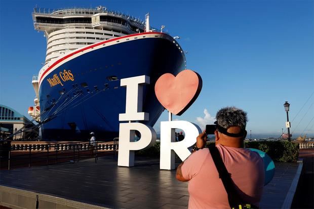 El crucero Carnival Mardi Gras fue registrado este martes a su llegada al puerto de San Juan, Puerto Rico.