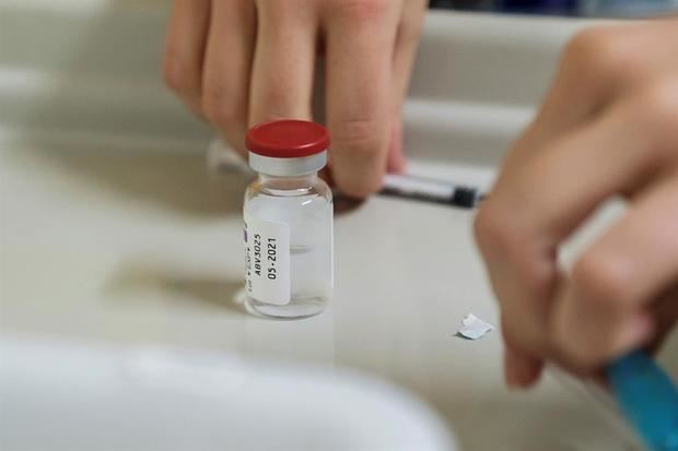 Los sanitarios se preparan para administrar la primera dosis de la vacuna AstraZeneca en el Hospital de Can Misses de Ibiza.
