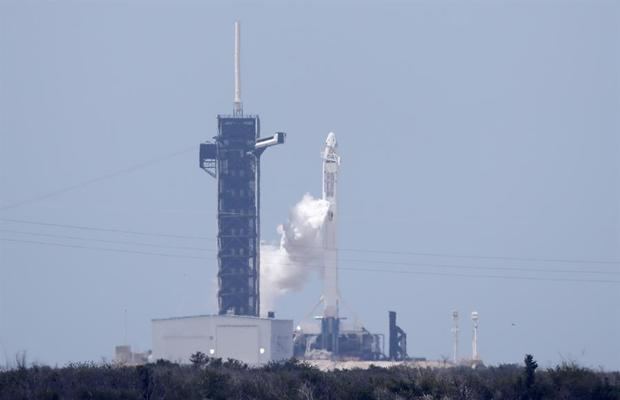 Un cohete Falcon 9 de SpaceX con la cápsula Dragon encima despegará, si la climatología no lo impide, un día después después de lo previsto, es decir a las 19.27 horas, hora local, hoy domingo 15 de noviembre.