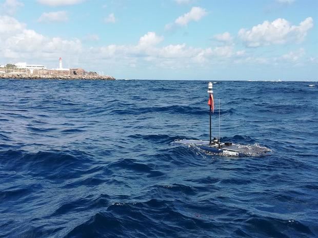 El 'wave glider' (un robot que navega por la superficie impulsado solo por la energía de las olas) que ha recorrido en los dos últimos meses 2.000 kilómetros entre los archipiélagos de Azores, Madeira y Canarias recopilando datos sobre el océano, los cetáceos y el ruido del tráfico marítimo se acerca a la costa de Gran Canaria, en una imagen cedida por la Plataforma Oceánica de Canarias.