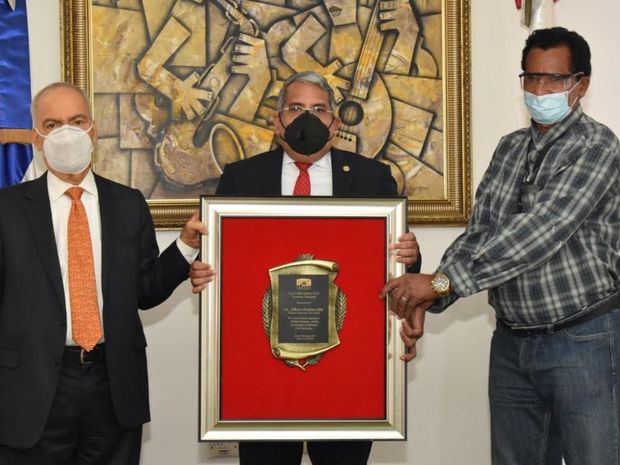 El tesorero nacional, Alberto Perdomo Piña, subtesorero , Conrado Peguero Martínez y Luciano Almonte.
