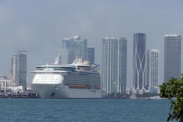 Fotografía del 19 de marzo de 2021 donde aparece un crucero atracado en la Bahía de Miami, Florida.
