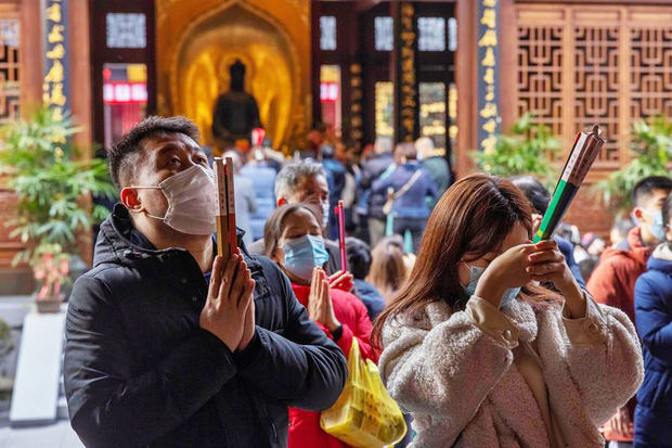 La gente quema varillas de incienso como ofrendas a sus ancestros fallecidos y reza en el Templo del Buda de Jade en Shanghai, China, el 12 de febrero de 2021. El Año Nuevo Lunar, conocido como Festival de Primavera, cae el 12 de febrero de 2021, y marca el comienzo del Año del Buey.