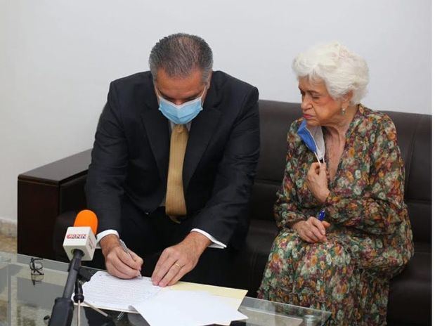 Neney Cabrera firma carta compromiso ético, junto a Milagros Ortíz Bosch.