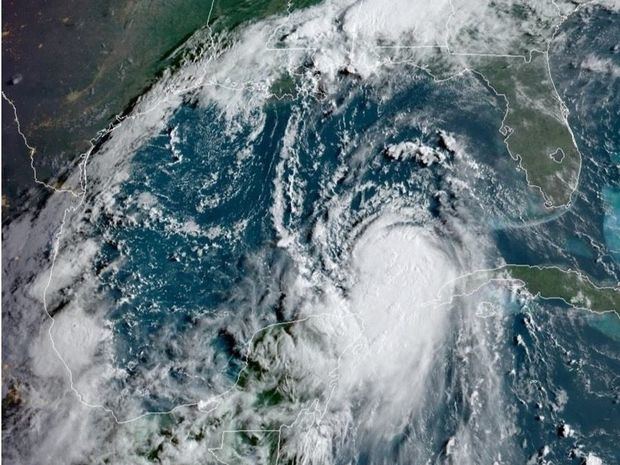 otografía cedida por la Oficina Nacional de Administración Oceánica y Atmosférica (NOAA) de Estado Unidos por vía del Centro Nacional de Huracanes (NHC) donde se muestra la localización del huracán Laura.