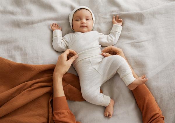 Con la idea de ahorrar recursos naturales y también reducir el gasto económico, H&M lanza al mercado diseños extensibles que se adaptan al crecimiento del bebé, alargando la vida útil de la prenda