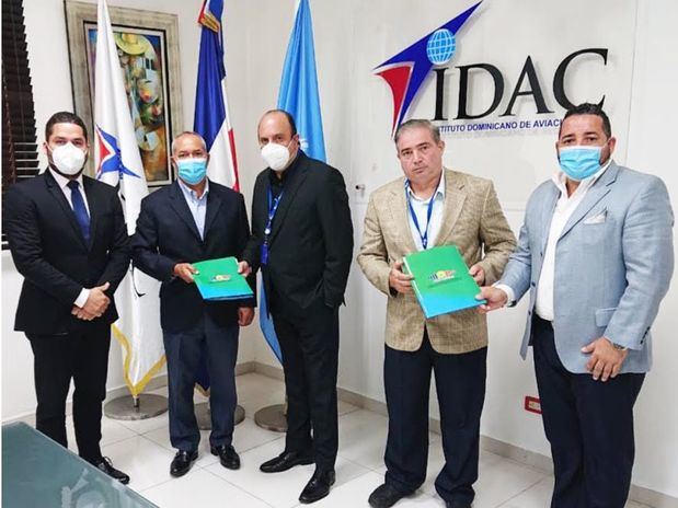El director general del IDAC, doctor Román Ernesto Caamaño Vélez y el subdirector general de la entidad junto a los directivos del consejo de administración de Aerometcoop, Mario Hidalgo Beras, Issac Cross y Efraín Jiménez.