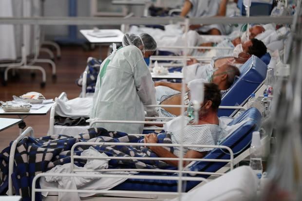 Una trabajadora de la salud atiende a pacientes covid-19 en el Hospital Municipal de Campaña Pedro Dell Antonia, en la ciudad de Santo André, en el estado de Sao Paulo (Brasil), en una fotografía de archivo.