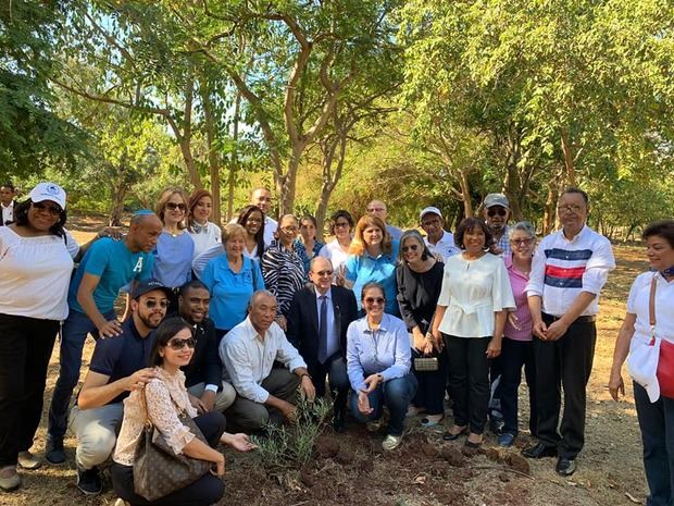 Embajada de Israel siembran árboles de Olivo.