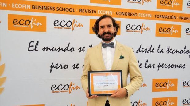 Arturo de las Heras, presidente del Grupo Educativo CEF.- UDIMA mientras recibe el Premio del Jurado ECOFIN 2020.