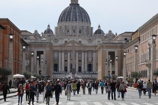 Turistas y peregrinos recorren la vía de la Conciliación, que une Roma con el Vaticano.
