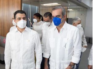De izquierda a derecha, los señores Christopher Paniagua, presidente ejecutivo del Banco Popular Dominicano y Luis Abinader Corona, presidente de la República Dominicana.
