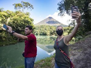 El turismo es uno de los principales motores de la economía de Costa Rica, país que alberga a cerca del 5 % de la biodiversidad del planeta, lo que se constituye en uno de sus principales atractivos. 