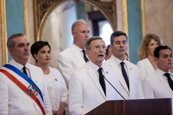 El canciller dominicano, Roberto Álvarez, lee una declaración junto al presidente de República Dominicana, Luis Abinader, y los invitados a la investidura de Abinader, este viernes en el Teatro Nacional, en Santo Domingo (República Dominicana).
