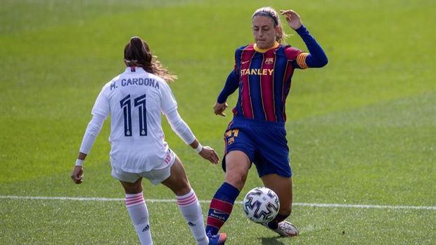 La jugadora del FC Barcelona Alexia Putellas (d) y la delantera del Real Madrid Marta Cardona, durante el partido de la primera jornada de la Liga femenina de fútbol disputado este domingo en la Ciudad Deportiva de Valdebebas.
