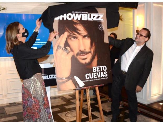 Fabiana D’Agostino y Pedro García desvelizan la primera portada de Showbuzz con Beto Cuevas.