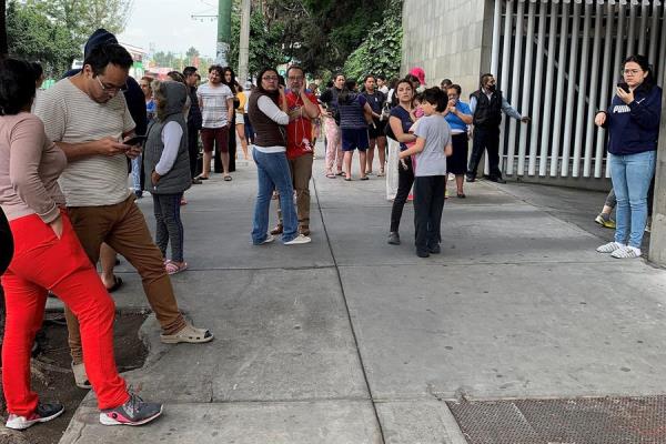Personas salen de sus hogares después de escuchar la alerta sísmica en diferentes alcaldías de Ciudad de México (México). 