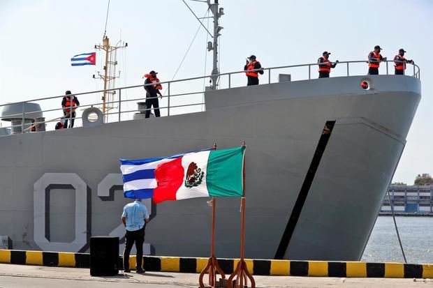 Un barco con ayuda humanitaria enviado por México es recibido hoy en La Habana, Cuba.