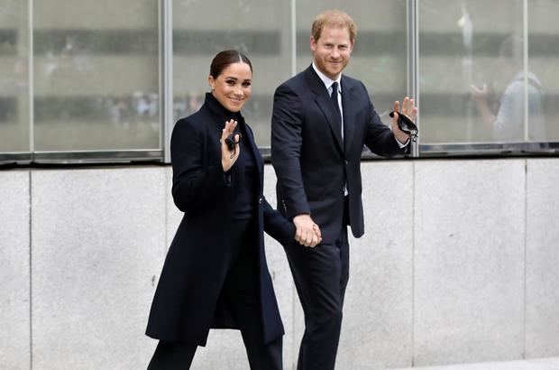 El príncipe Harry (d) y su esposa, Meghan Markle, caminan en Nueva York, el 23 de septiembre de 2021. 