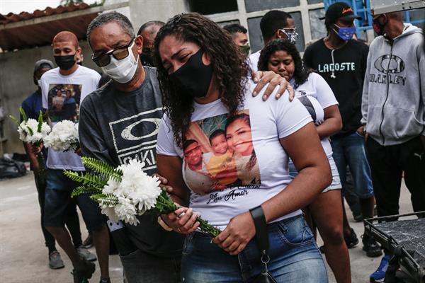 Personas asisten hoy al entierro de las víctimas del operativo policial ocurrido en la favela de Jacarezinho en 