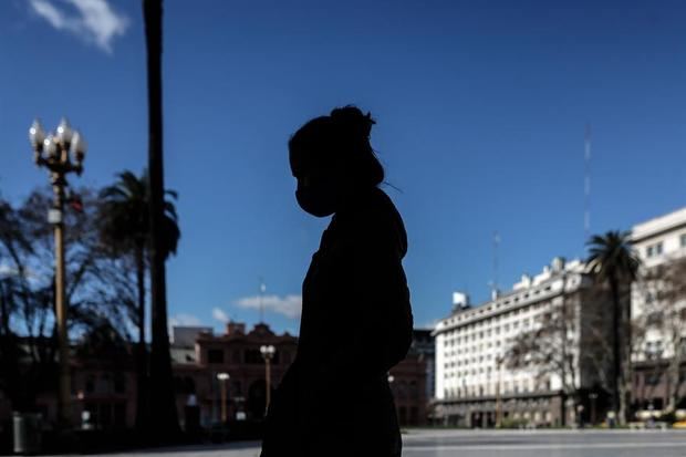 Una persona camina este jueves frente a la Casa Rosada, en Buenos Aires (Argentina), tras el anuncio de la extensión de la cuarentena obligatoria debido a la pandemia de COVID-19. 