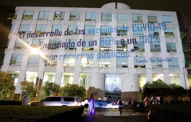 Fotografía cedida hoy miércoles por Jorge Villalpando Castro de Aids Healthcare Foundation (AHF) México, de una leyenda de protesta en el edificio de la farmaceútica Pfizer en Ciudad de México.